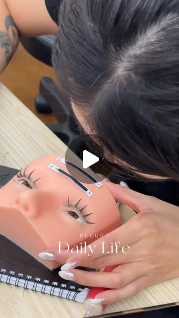 寵eye美學｜自然輪廓設計 × 日常氛圍睫毛 寵eye美學｜自然輪廓設計 × 日常氛圍睫毛 on Instagram: "每一雙手，都有能力創造生活的新方向。
讓妳有底氣、有選擇，也有自由。

這堂課，我會教妳：
如何讓作品不只是「漂亮」，而是「有靈魂」。

📍新竹
#美睫教學 #美睫課程 #中式美睫 #小紅書熱門款"