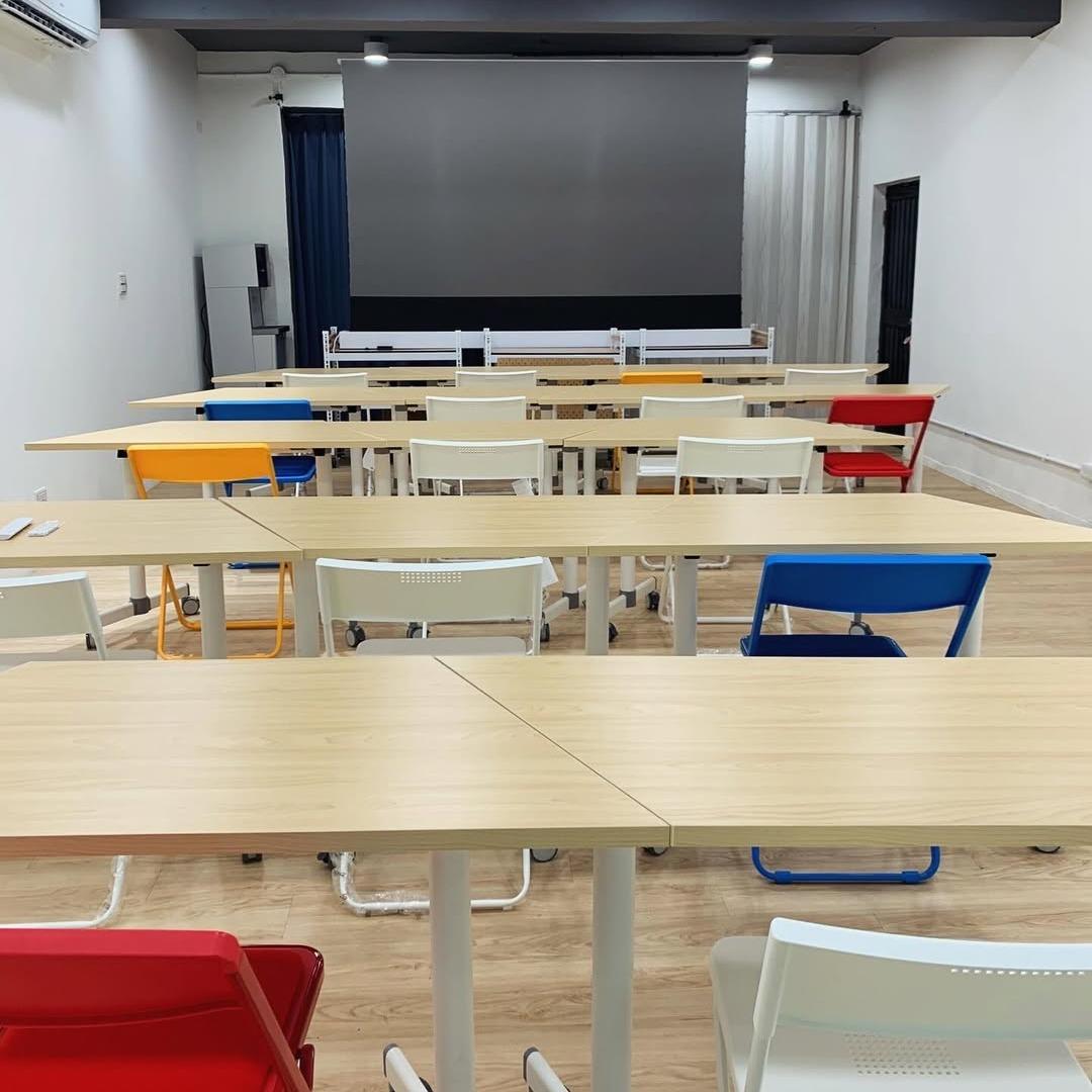 桌椅擺設搭配高畫質120吋投影機