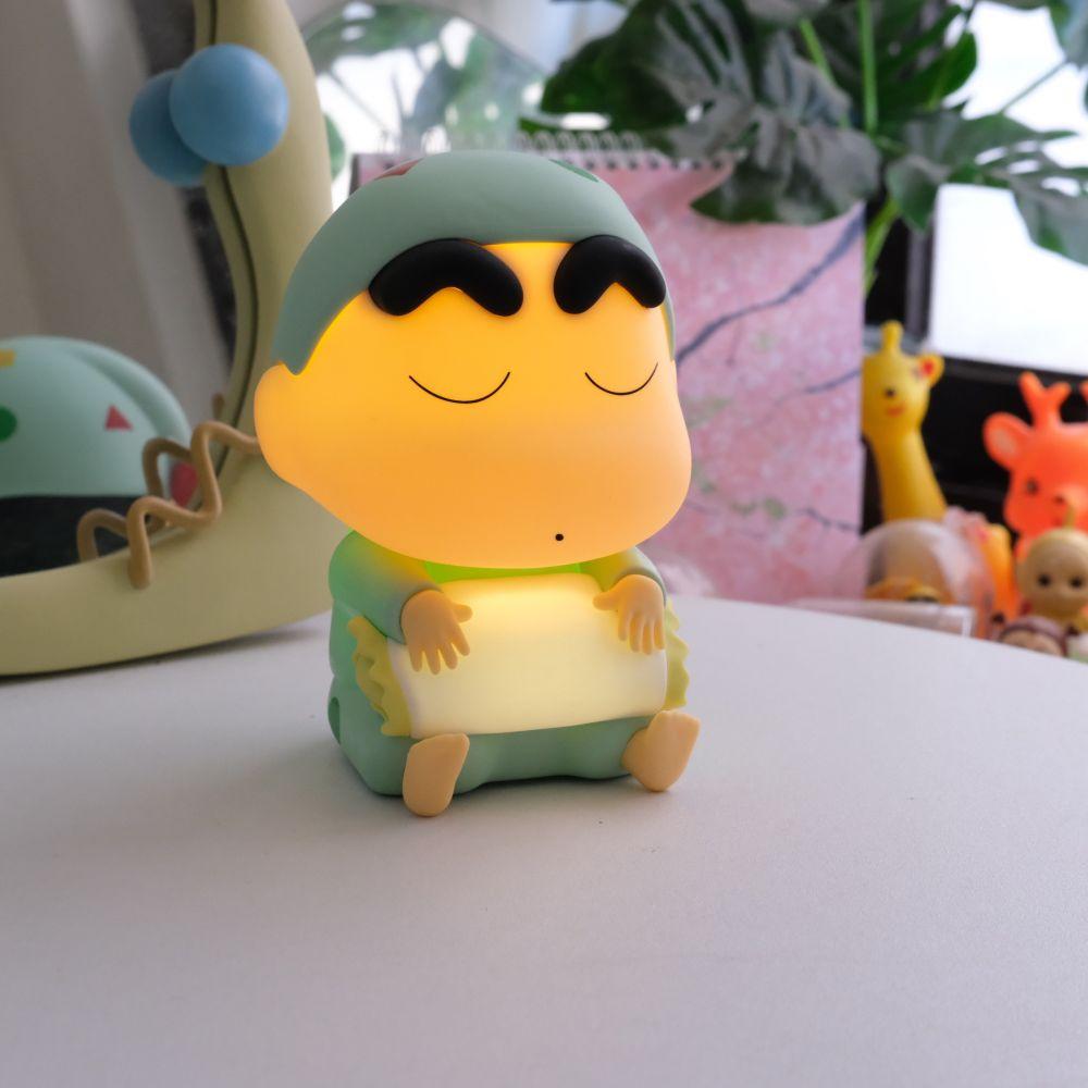 sunsetgoods 日落小物｜正版授權專賣店 《蠟筆小新》＼療癒陪伴/｜睡衣小新拍拍小夜燈 NT$550