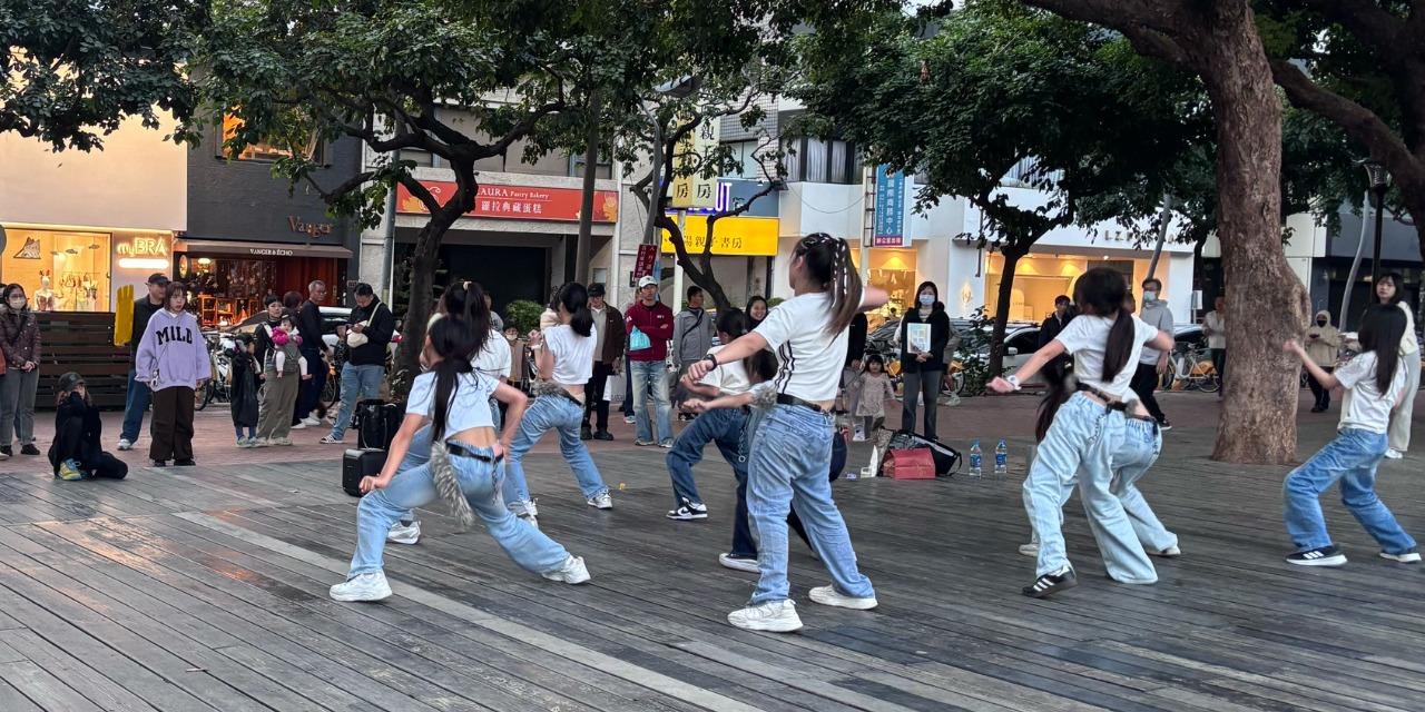 YVIE girls 在戶外邊練舞邊拉票