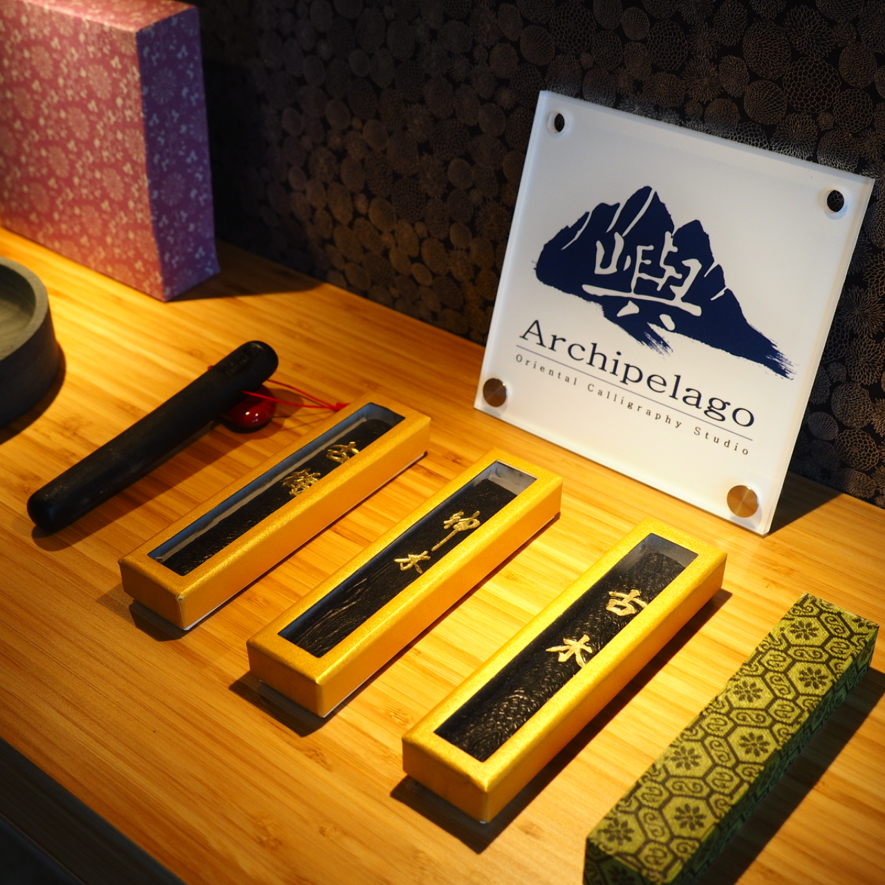 Archipelago Oriental Calligraphy Studio/ Studio de calligraphie Archipelago Ink Sticks