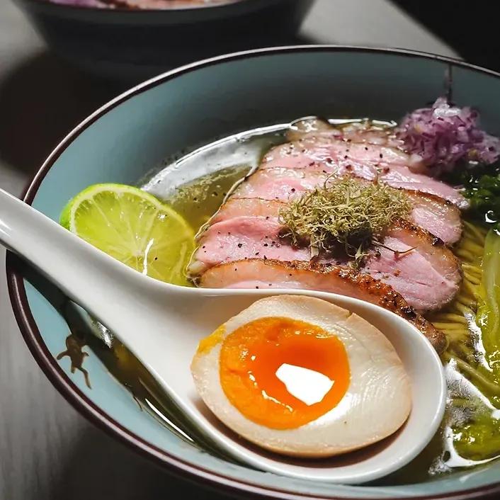 台南洛屋拉麵專賣店 泡系牛骨拉麵  鴨清湯拉麵