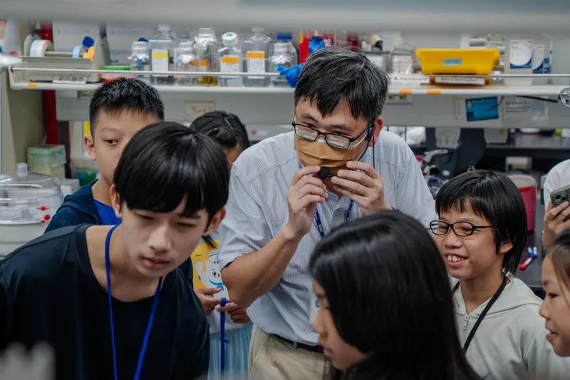 報導者 The Reporter 醫藥科學與國家任務──小記者開箱國衛院，看見台灣藥物、疫苗和AI的突破與挑戰