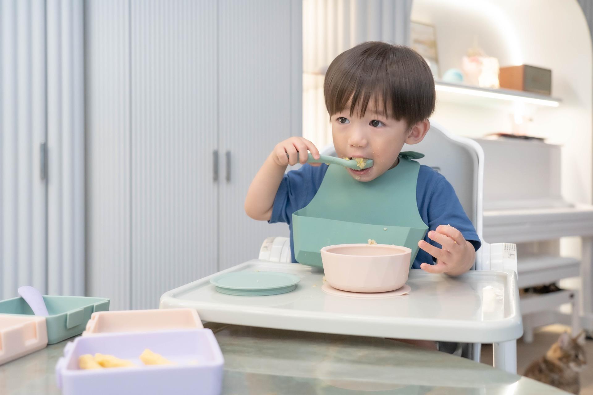 茜茜心得文👉輕鬆副食品。養出天使寶【2angels矽膠嬰幼兒餐具+餐盤+副食品盒+收納圍兜】