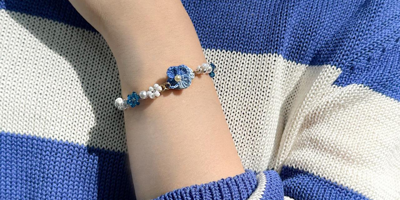 暮二MUAOO 陽光灑落的海平面，一朵靜靜盛開的藍色小花