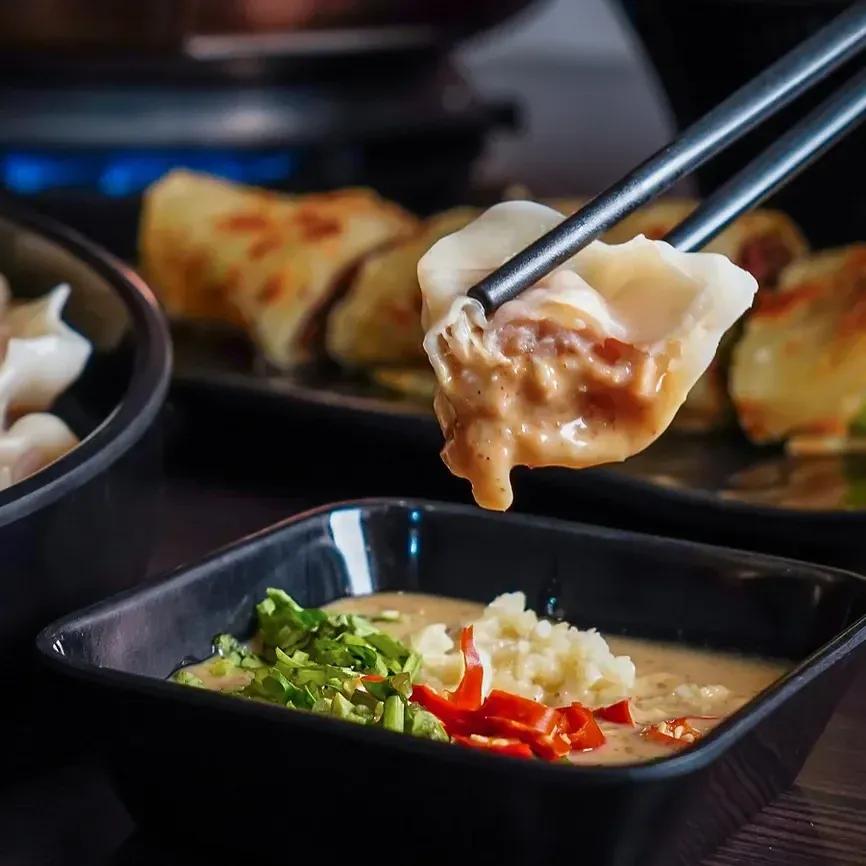 台南市新市區采東漓酸菜白肉鍋 台南市新市區酸菜白肉鍋專賣店 酸菜白肉鍋 帶皮豬五花 手工水餃