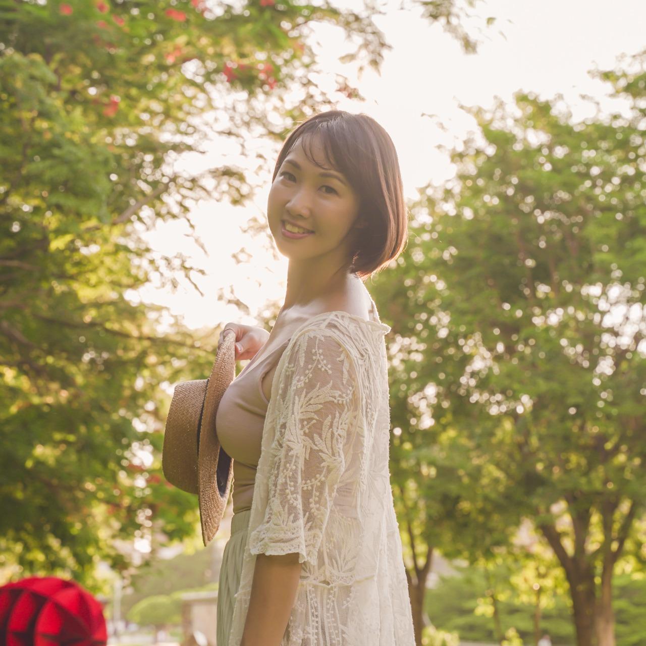 Hi~我是Evelyn，喜歡用自然好玩的方式，平衡精細腦壓高的工作。現在是一名自由工作者，做著我擅長的財務與企劃，同時也提倡在大自然裡五感覺察、欣賞自然藝術、與植物對話，這是最簡單的靜心模式。