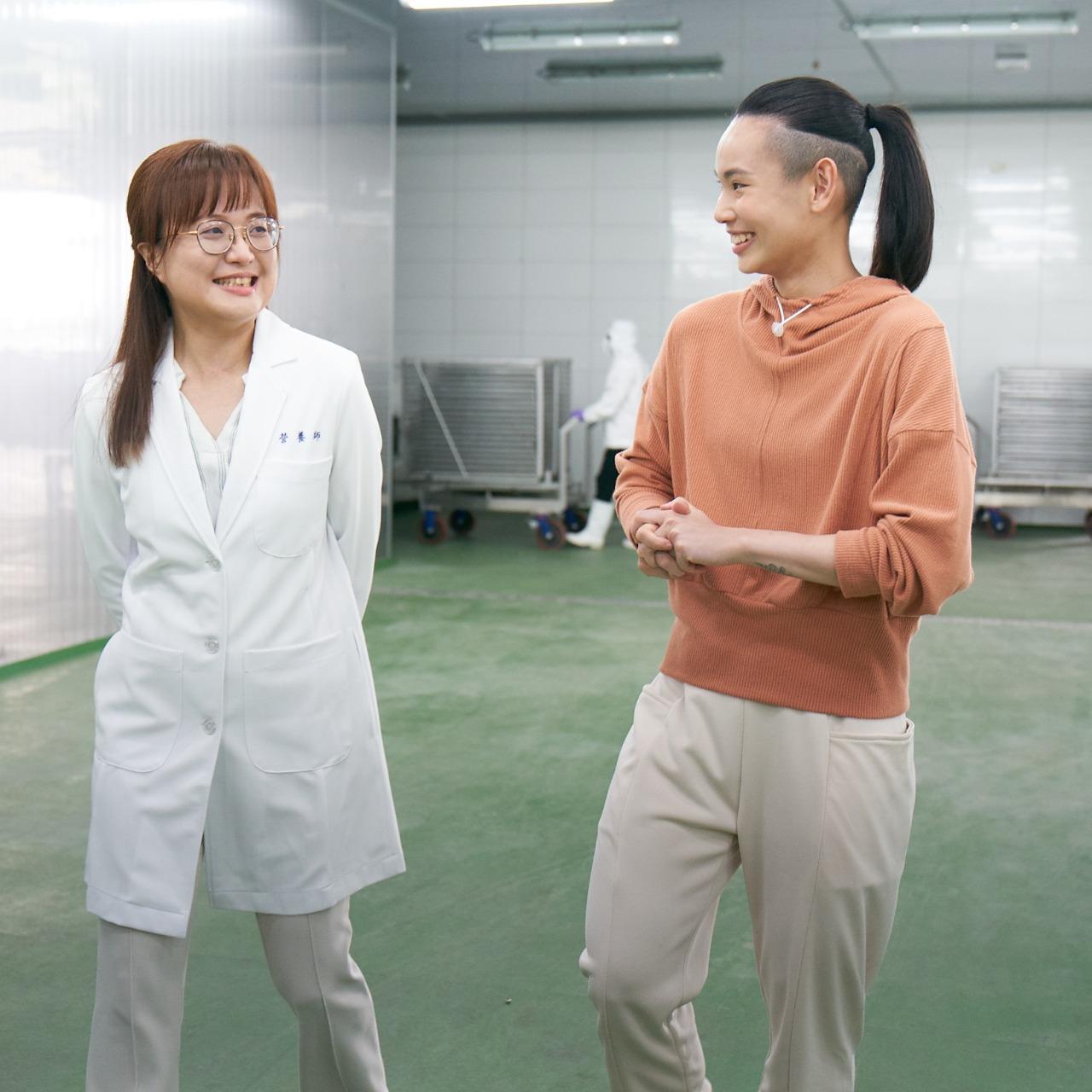 高熱量美食擁護者_小賀營養師 X 生涯設計師 X 自我探索與成長 與小戴一起拍攝娘家滴雞精廣告