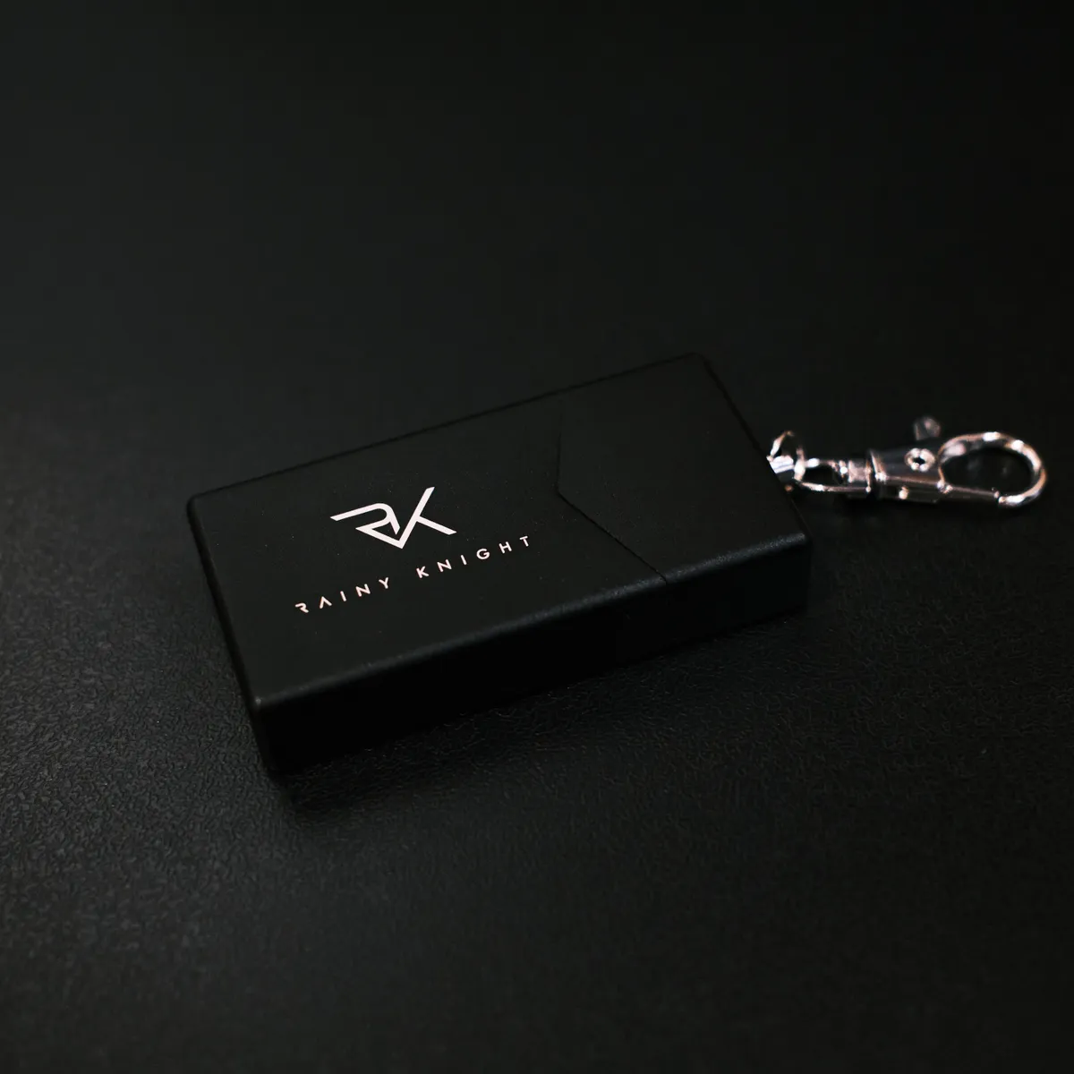 Rainy Knight 抽菸記得要把菸蒂收好，才是乖乖的地球人。