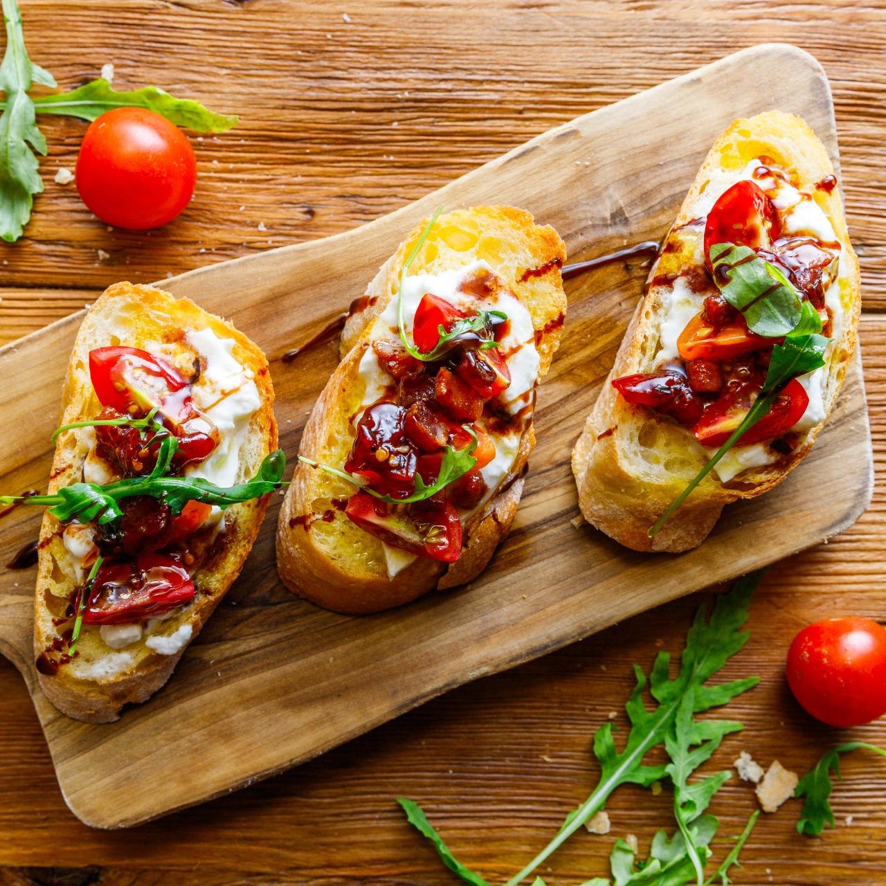 賦樂旅居  HOTEL PROVERBS Taipei 布拉搭起司、糖漬培根與自製番茄果醬、炭烤麵包 Bruschetta