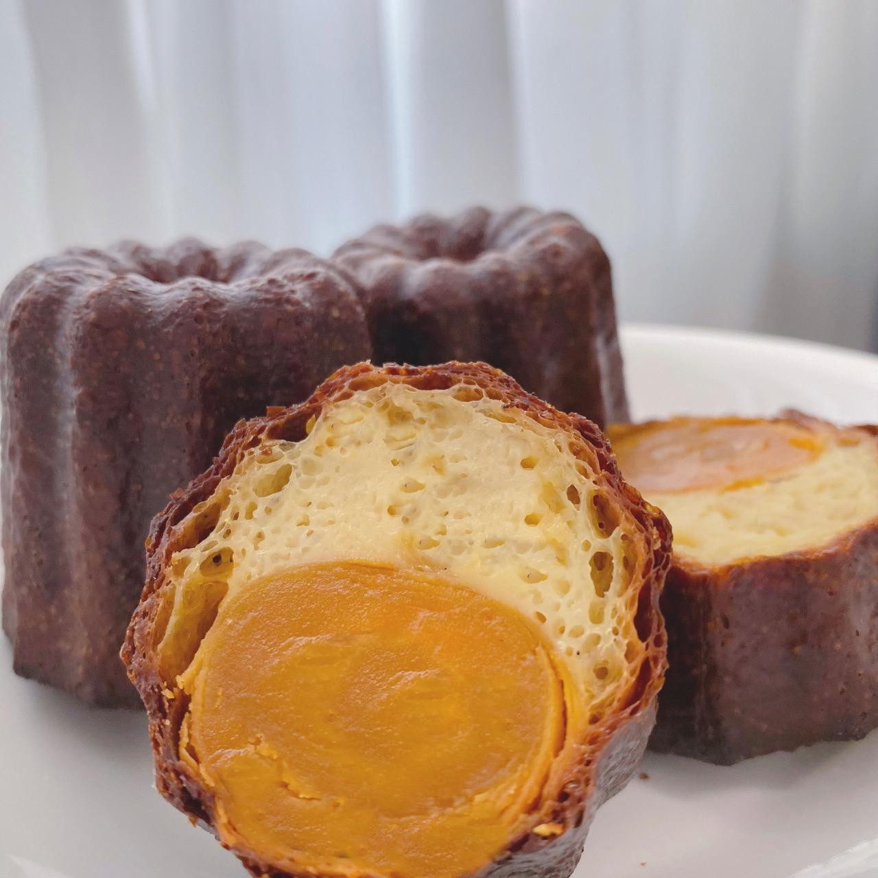 可麗露 Canele Menu 1顆$83   |   6顆盒裝$460  ｜使用整顆現敲鹹蛋黃，每顆鹹蛋都可能有一點點的大小落差，照片是可麗露橫切效果