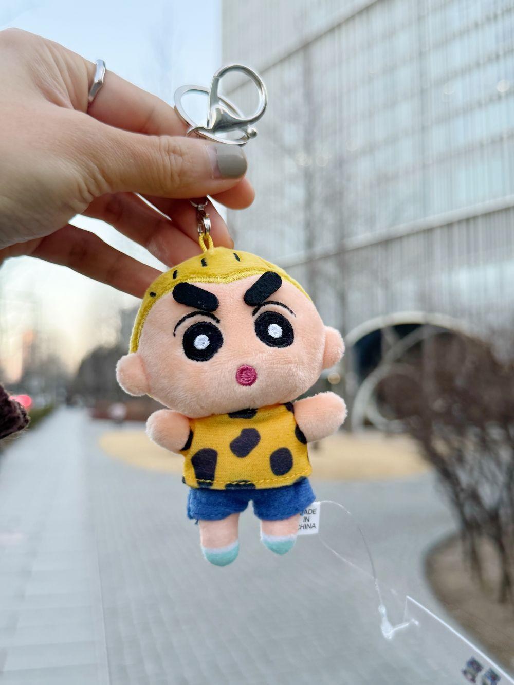 sunsetgoods 日落小物｜正版授權專賣店 《蠟筆小新》🇰🇷韓國限定✸｜阿豹小新絨毛吊飾 NT$300