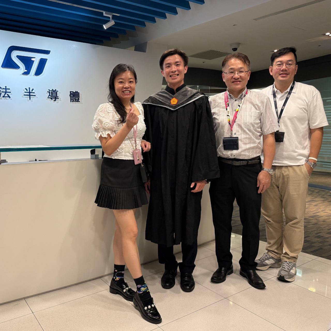 張緯麒 (Eric) Photo with APAC Distribution Team