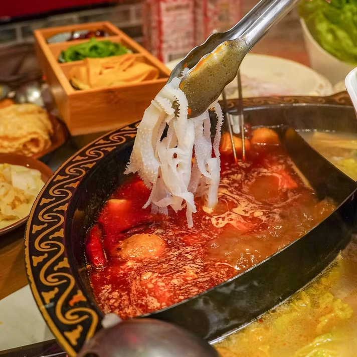 台南辣麼牛川味麻辣火鍋 四川牛油麻辣鍋 東北酸菜白肉鍋 慢熬龍骨鍋 青花椒麻鍋 台南溫體牛肉
