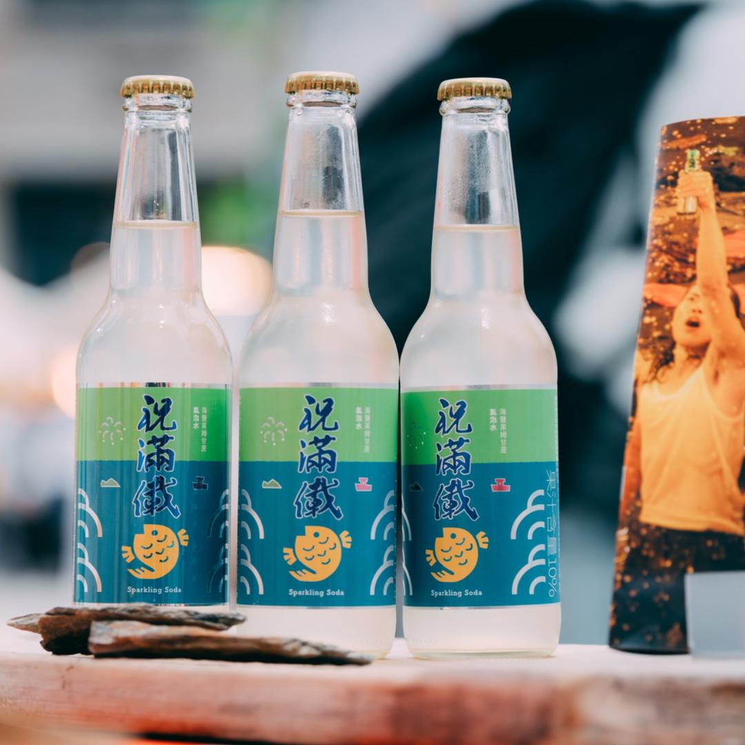 ❄️ 宜！蘭人市集｜蘇澳場 ❄️ 以咖啡店的形式經營，同時販售與冷泉回憶相關的文創商品。