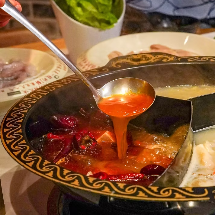 台南辣麼牛川味麻辣火鍋 四川牛油麻辣鍋 東北酸菜白肉鍋 慢熬龍骨鍋 青花椒麻鍋 台南溫體牛肉