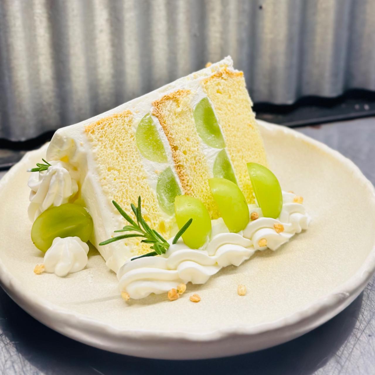 Sweet B Dessert & Gift 綠葡萄香草戚風蛋糕｜ $210/份（裝飾依當日變化）