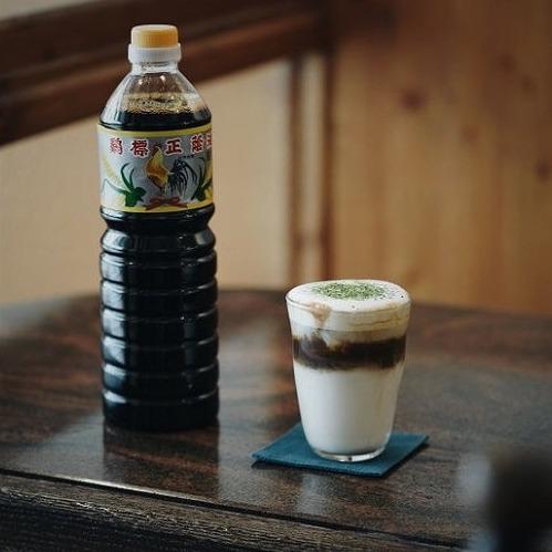 天下雜誌 秘密客咖啡館主理人邱信憲（左）在嘉義市開店15年，碰上嘉義市府智慧科技處處長郭軒志（右），一同見證咖啡經濟在桃城（嘉義市古稱）發光的時刻。