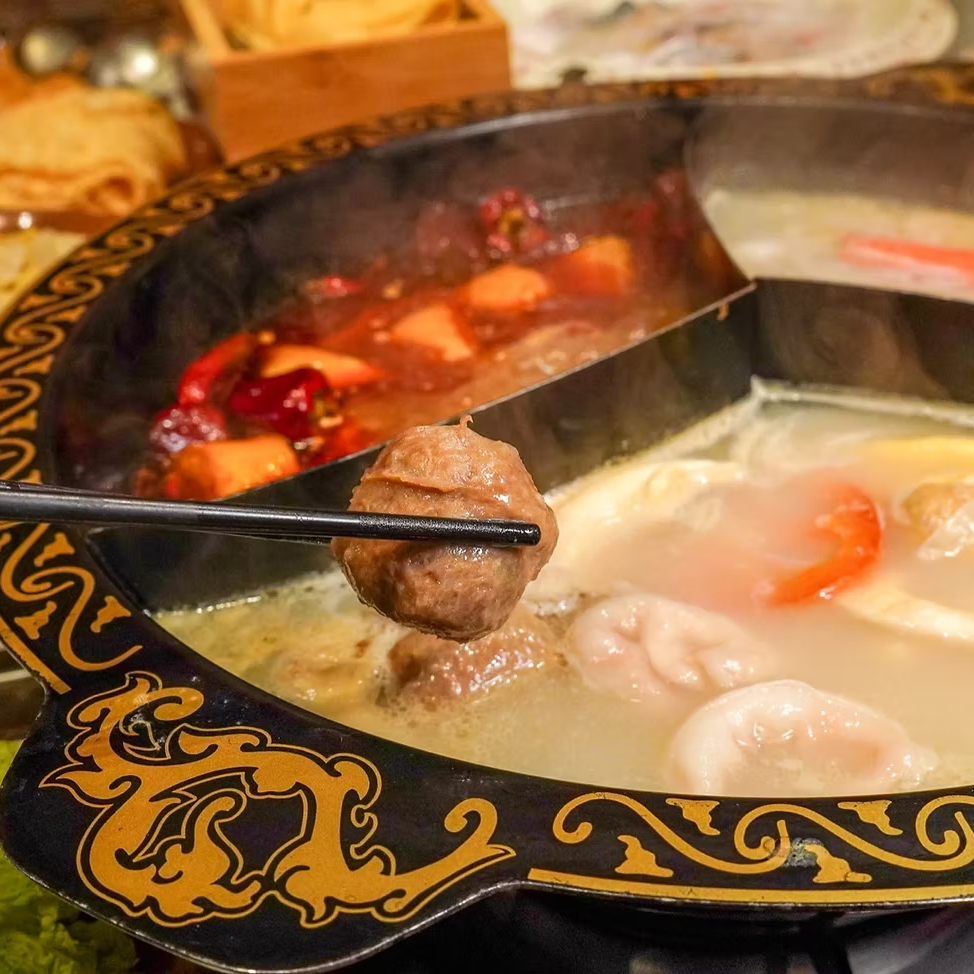 台南辣麼牛川味麻辣火鍋 四川牛油麻辣鍋 東北酸菜白肉鍋 慢熬龍骨鍋 青花椒麻鍋 台南溫體牛肉