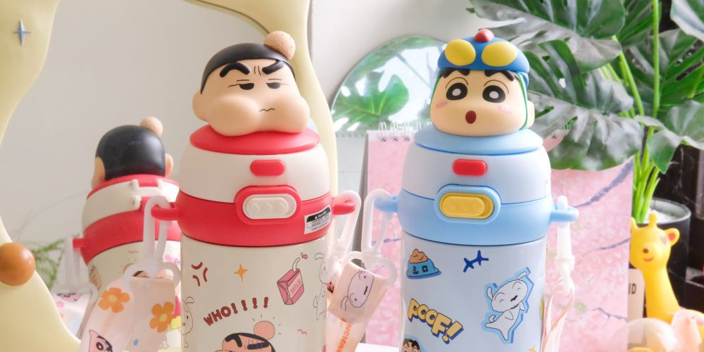 sunsetgoods 日落小物｜正版授權專賣店 《蠟筆小新》小新日常♡｜公仔造型吸管雙飲保溫杯 NT$399