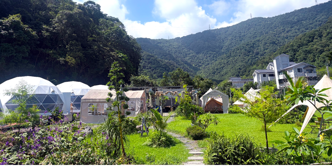 Leshan樂山環茶 帳篷散落在繁花盛開的花園與蔥鬱草坪中。