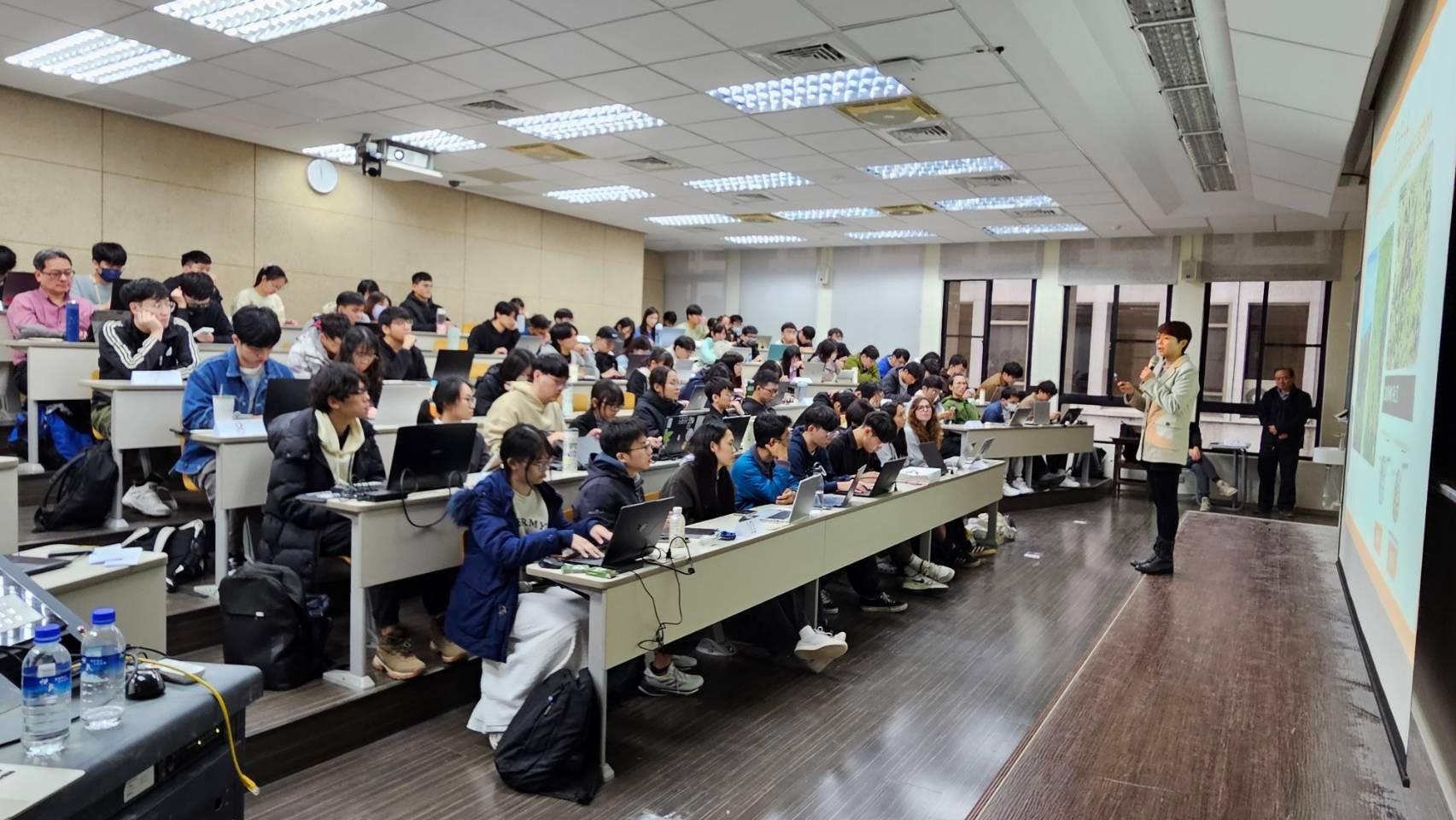 大學講師 Lecturer