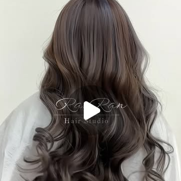 ☁️ 冉 冉 髮 藝 空 間 ☁️ 彩虹的第6種顏色✨#靛色線條染 —低調卻很有存在感👩‍🎨阿寶設計師在不同光線下若隱若現髮絲擺動更自然顯色💜不用整頭漂，也能擁有立體感與設計感✔ 適合想嘗試特殊色但怕太高調✔ 上班族／學生友善色✔ 搭配捲度、層次剪更顯線條流動#線條染 #特殊色漂髮 #冷色系染髮 #三峽美髮 📍新北市三峽區光明路31號☎️(02)8672-3031LINE👉@220cyxkz