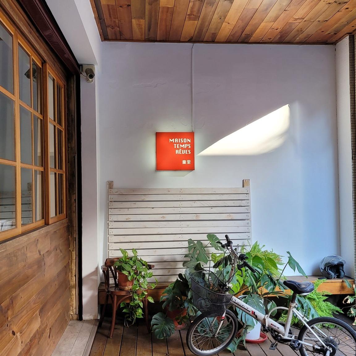 獨立書店 繪本書店 繪本、圖文書、圖像書、漫畫、長篇繪本、圖像小說、藝術家書、ZINE小誌、紙雕書、POP-UP/Paper art立體書、拉頁書、凸版印刷、描圖紙、Silent books無字繪本、Collections/Portfolios作品集/專著