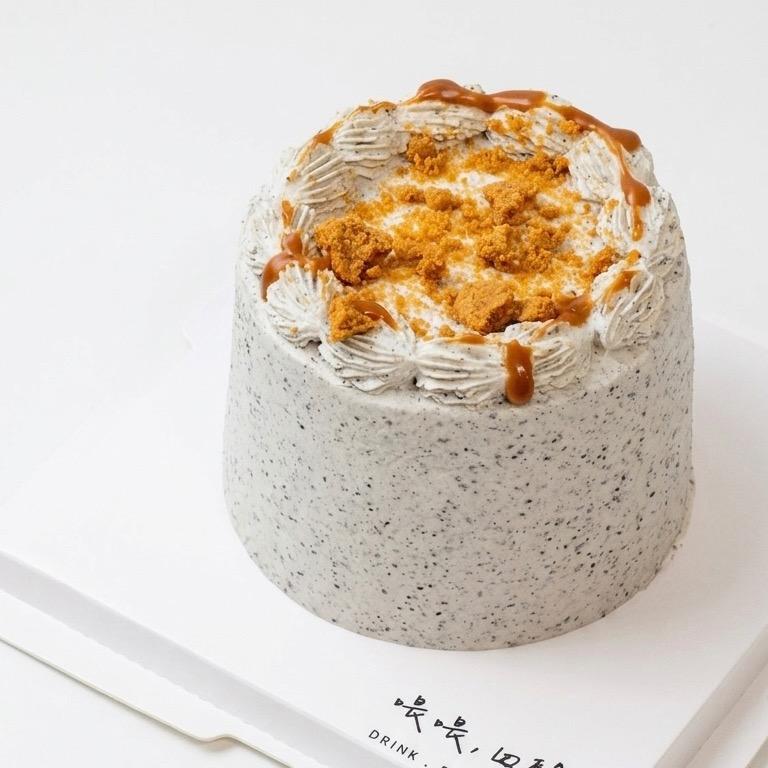 整模蛋糕 Whole Cakes Menu 芝麻口味鮮奶油、焦糖餅乾夾心、布丁夾心、芝麻戚風蛋糕體｜4吋$580 / 6吋$1160 / 8吋$1690