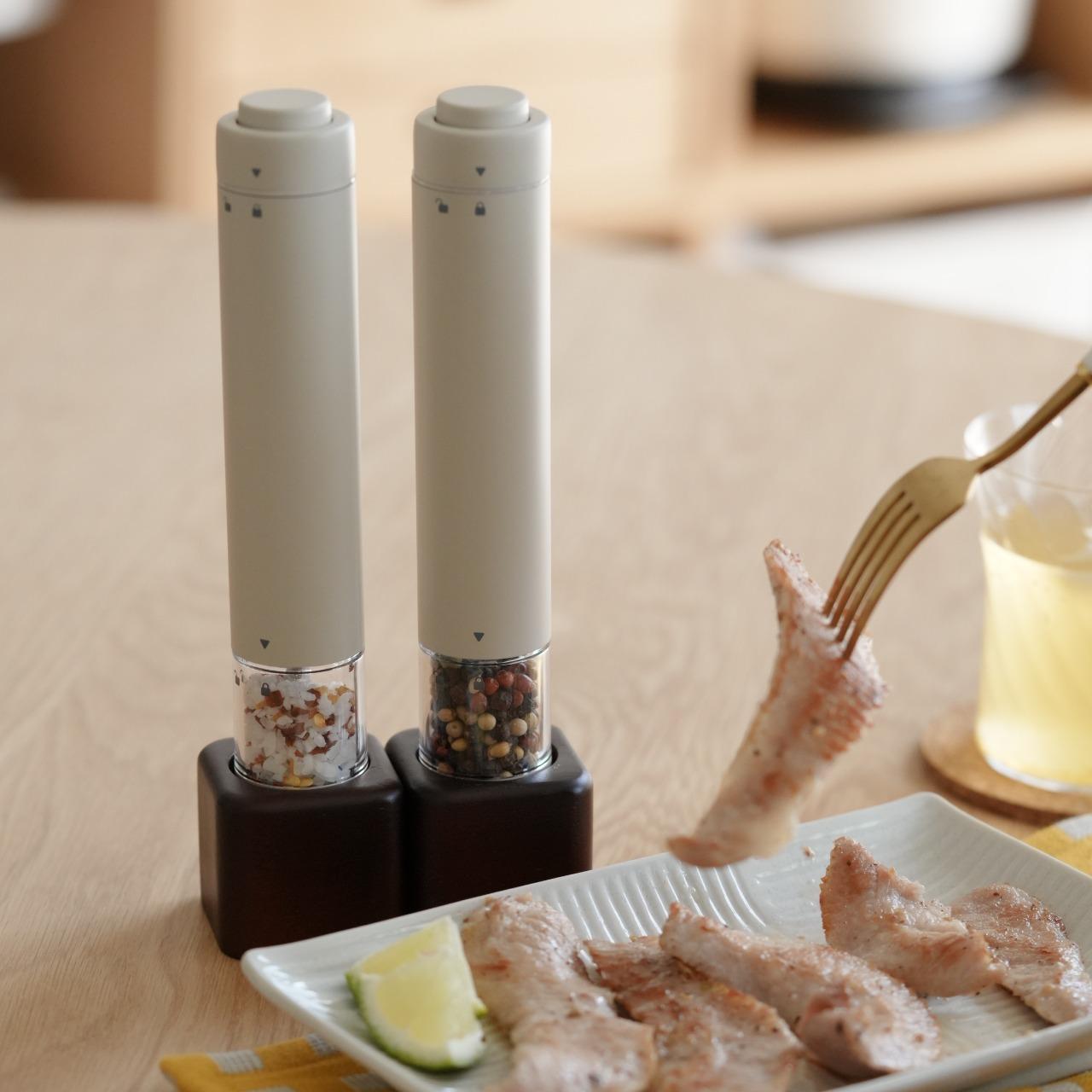 艾比Abby 體積迷你不占空間，單手操作就能磨出香噴噴的黑胡椒或鹽