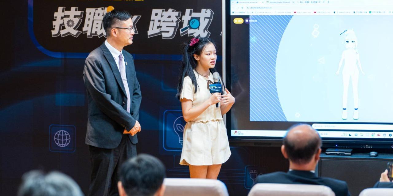 Irene 新北市教育局局長在活動中在東南科大學生進行互動，現場詢問AI小助手健康保衛問題