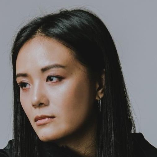 小事製作 Ya-Wei — 自北藝大舞蹈創作所畢業，而後，以舞蹈肢體開發、舞蹈設計等等，於劇場、影視、學校職場工作，同時為星座命盤算命師