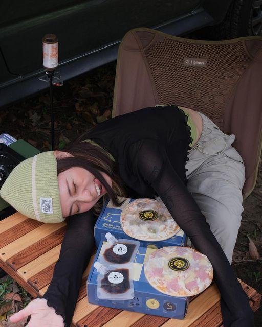 餓貳市場｜從戶外餐桌走進日常飯桌 @hikarurururu on Instagram: "餓貳市場 @22market_sousvide 推出的極餓自選BOX，組合自己喜歡的料理，這裡的廚藝門檻是：只要會開瓦斯🤭

❔怎麼點餐❔
➀ 選擇醬料
➁ 選擇麵體
➂ 選擇舒肥肉

❕口感分享❕
➊ 清炒塔香海瓜子醬+直麵+奶油蒜香魷魚
🦑整隻胖胖的舒肥魷魚，肚子裡藏著奶油蒜香，咬下去是蒜香味疊加魷魚的Q彈。
➋ 南洋叻沙哈海瓜子醬+直麵+鹽之花櫻桃鴨胸
🦆鴨胸煎得恰恰，外脆內柔嫩的，口感很omg…看看那噗滋滋的影片，好餓。

❕濃縮咖啡液（亂）調❕
➊ Red Bull
➋ 濃縮咖啡液
依自己喜好，特調癮品

扣除相機先吃，整體料理過程快速方便，不限露營，能煮出好吃、選擇自己喜歡的，剛好餓貳都有🤤

推薦碼：https://bit.ly/49E5asq
優惠碼(95折)：Hikaru
有效期限：4/15-5/15

#餓貳市場 #露營料理 #露營吃什麼 #戶外必備 #方便好料理 #露營食譜 #零失敗料理"