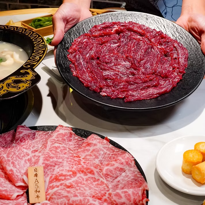 台南辣麼牛川味麻辣火鍋 四川牛油麻辣鍋 東北酸菜白肉鍋 慢熬龍骨鍋 青花椒麻鍋 台南溫體牛肉