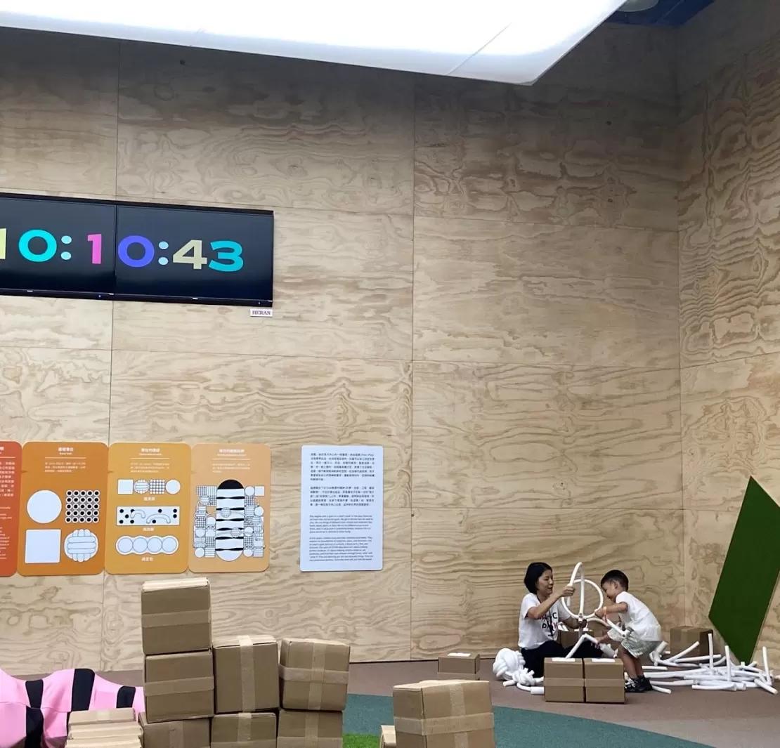 空間有限、素材有限，想像力卻無限的自由遊戲： 超越遊戲在《虎姑婆和他的朋友》的實踐