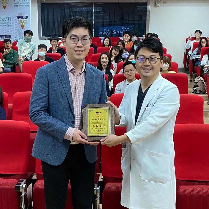 美國牙周植牙專科 林益德醫師 Dr. Edward Lin 受邀至中山醫學大學演講 - 牙周病科主任林泰誠醫師合影
