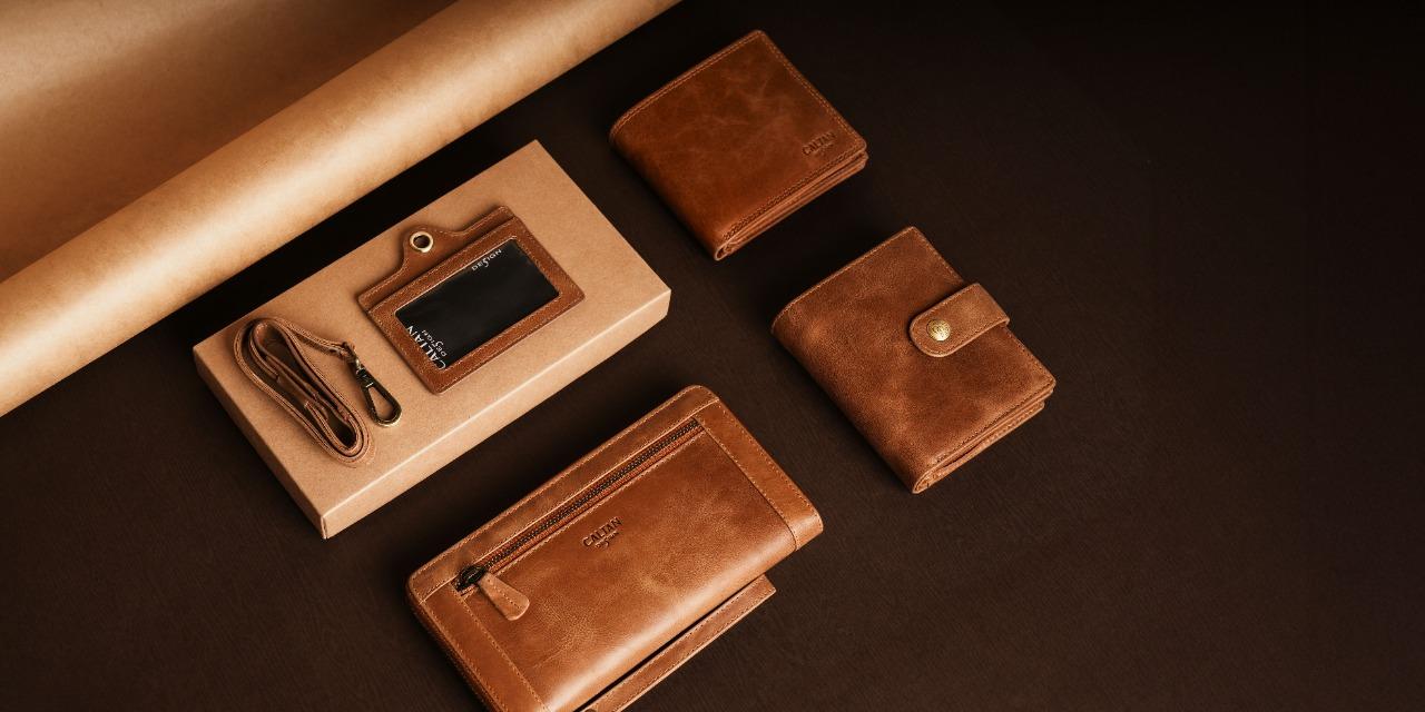 CALTAN DESIGN 棕色皮夾擺放在桌上