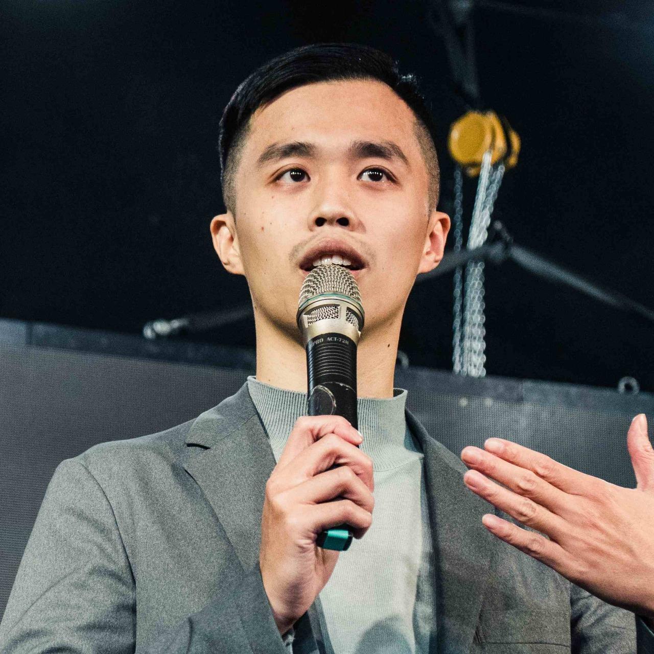 立即興奮 這是一張穿著西裝的單口喜劇演員，他叫做學仁