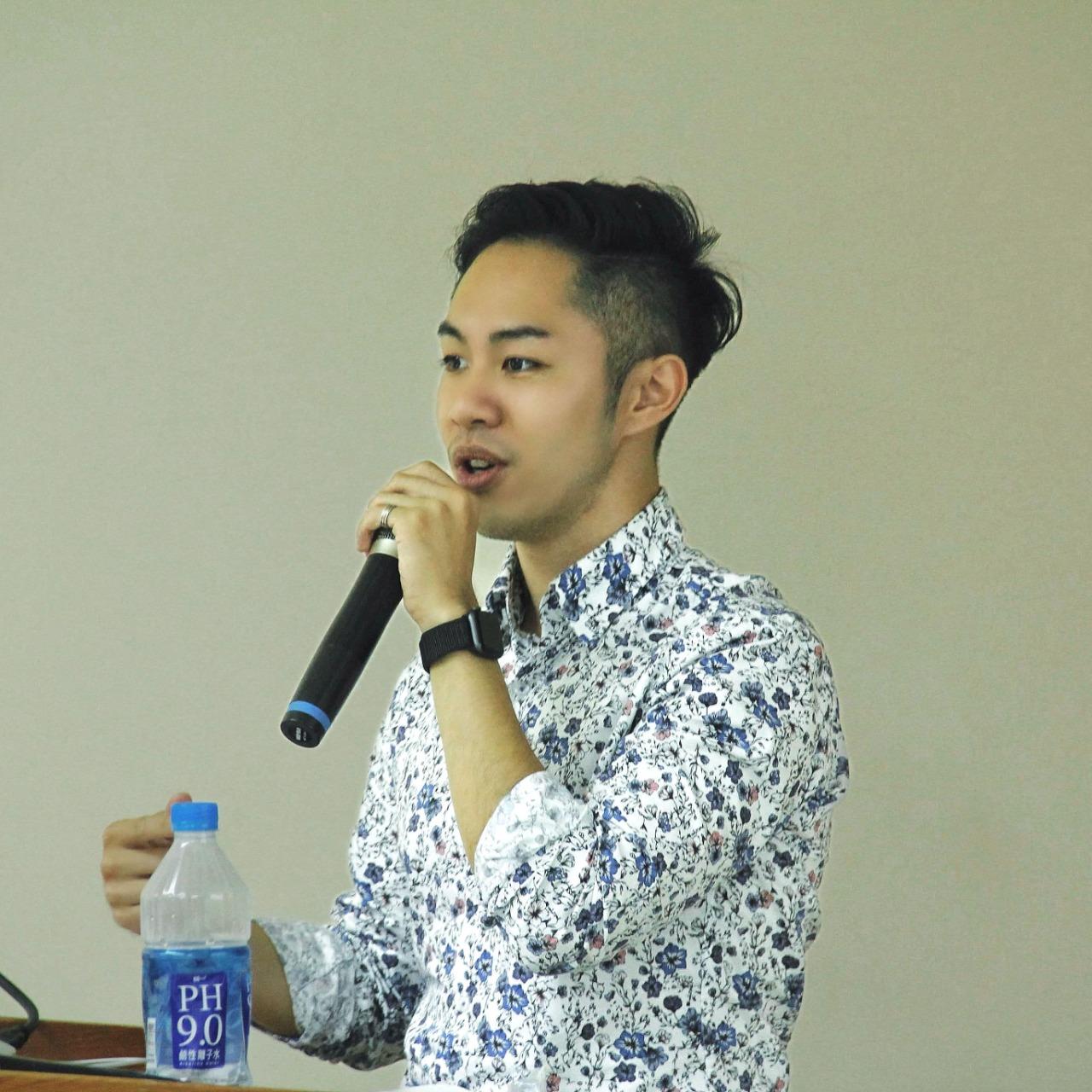 安迪論命-紫微斗數 安迪論命負責人安迪講課的照片