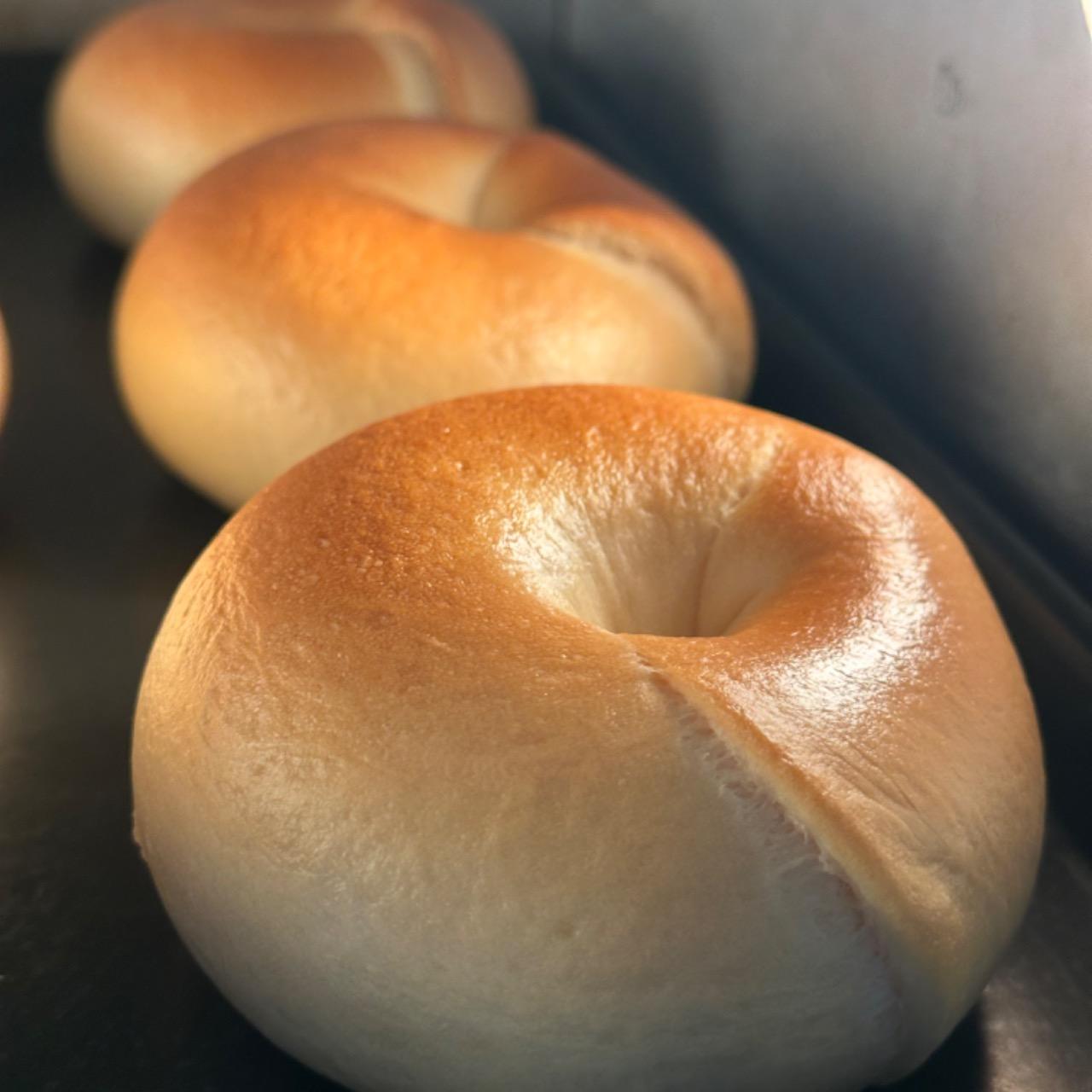 郁．IKU homemade_cinnamonrolls 使用來自東山的龍眼蜂蜜取代砂糖，增加貝果的香氣和口感，一打開包裝撲鼻的香氣，讓人一口接著一口，帶有嚼勁的口感加上蜂蜜帶來的濕潤度，簡直讓人受不了～～～ 冷凍保存 ：大同電鍋加一點點水蒸、180/180℃ 烤5～10分鐘