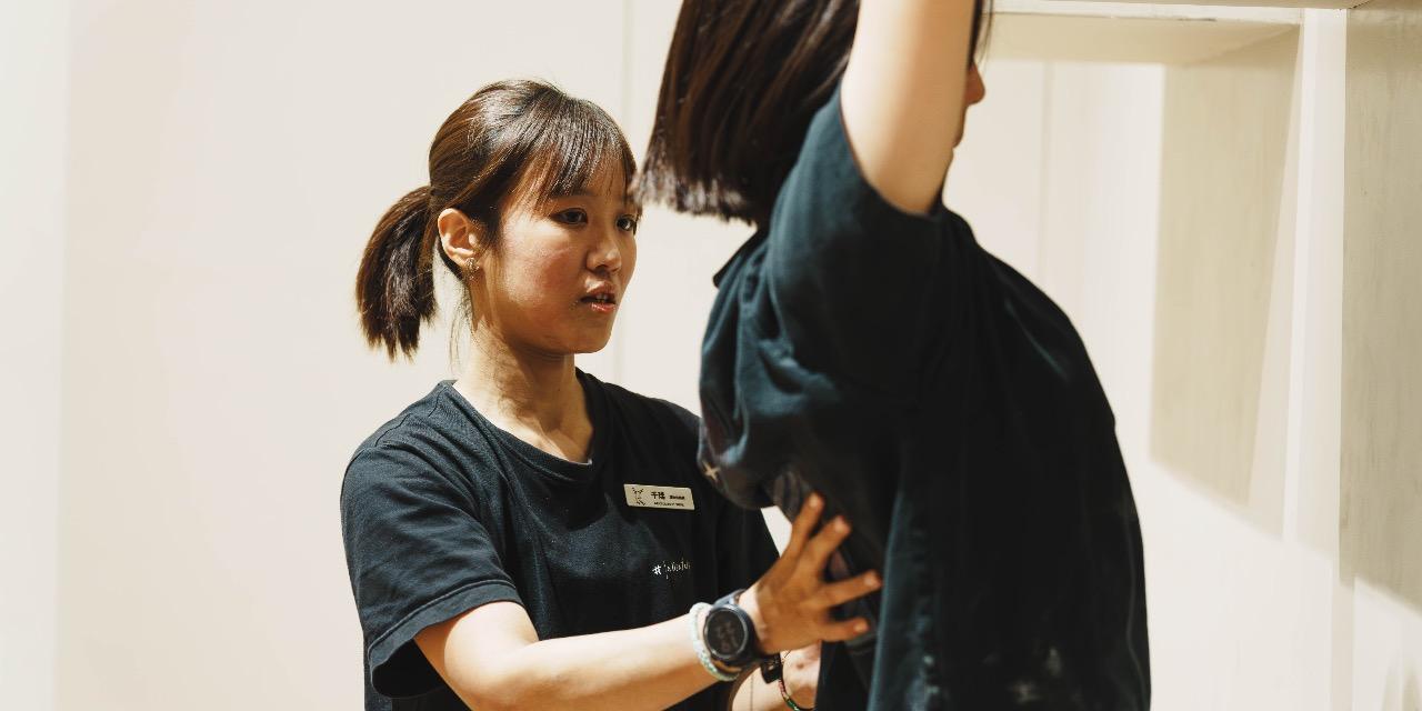 動作健康360｜臺灣首屈運動醫學整合機構 營隊隊長指導隊員正確動作
