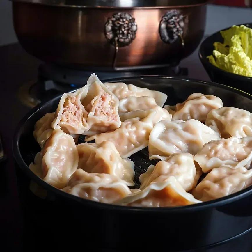 台南市新市區采東漓酸菜白肉鍋 台南市新市區酸菜白肉鍋專賣店 酸菜白肉鍋 帶皮豬五花 手工水餃