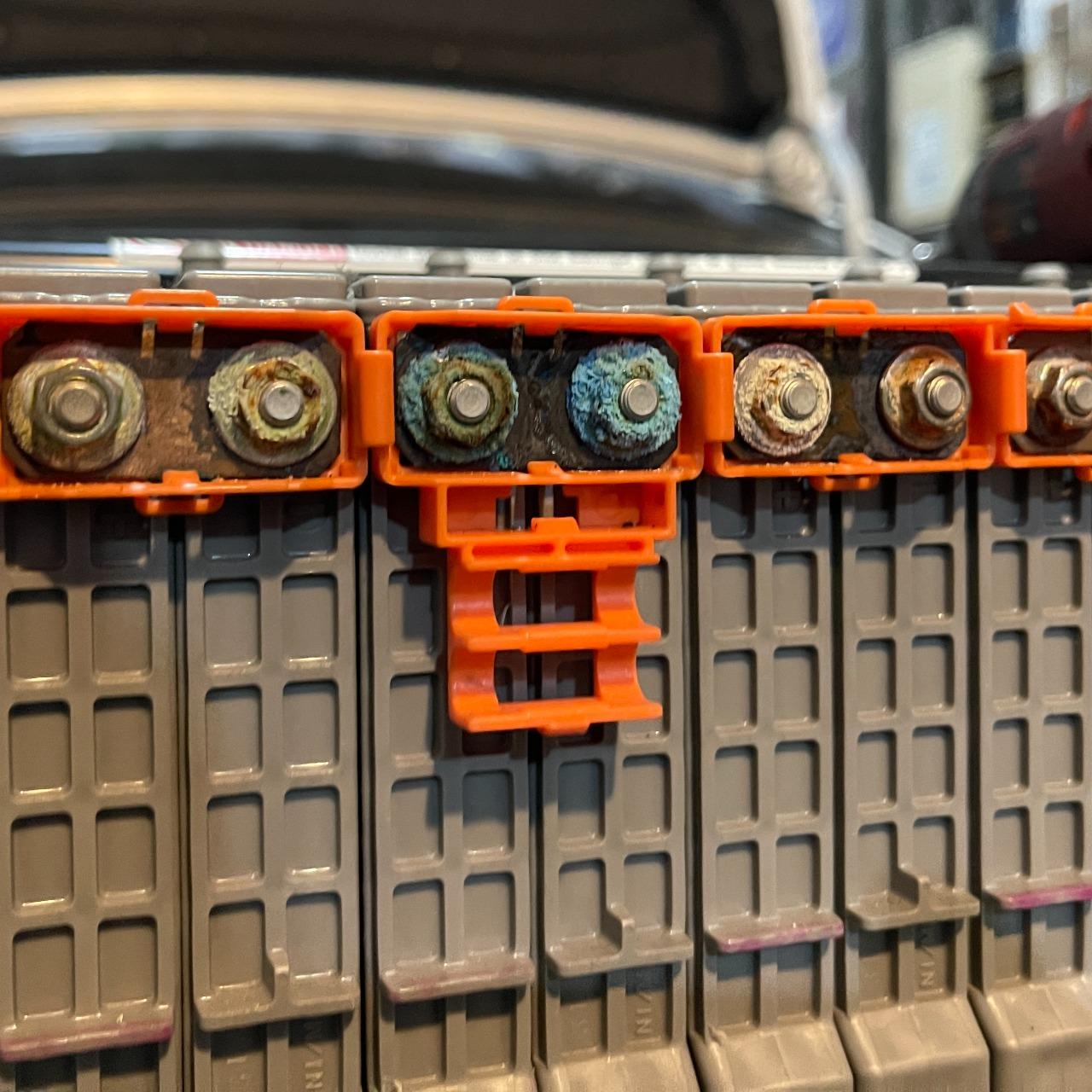 馳立國際 更換銅片、清潔電池樁頭、電池芯清潔