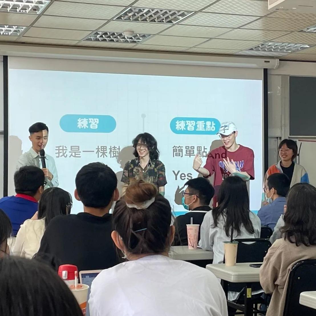 學仁大大 於臺師大的「幽默心理學」課程進行客座演講。喜劇與幽默表達是可以放在學校課堂的，這堂課讓學生體驗除了學術之外的實戰練習。