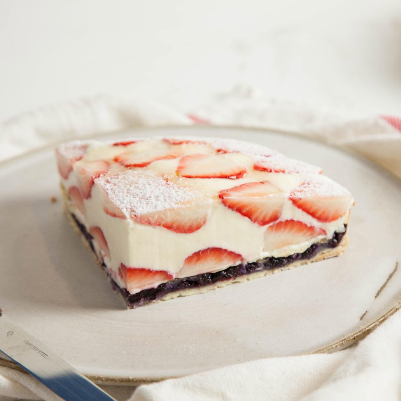 深夜裡的法國手工甜點 生乳酪草莓塔佐歐洲小藍莓