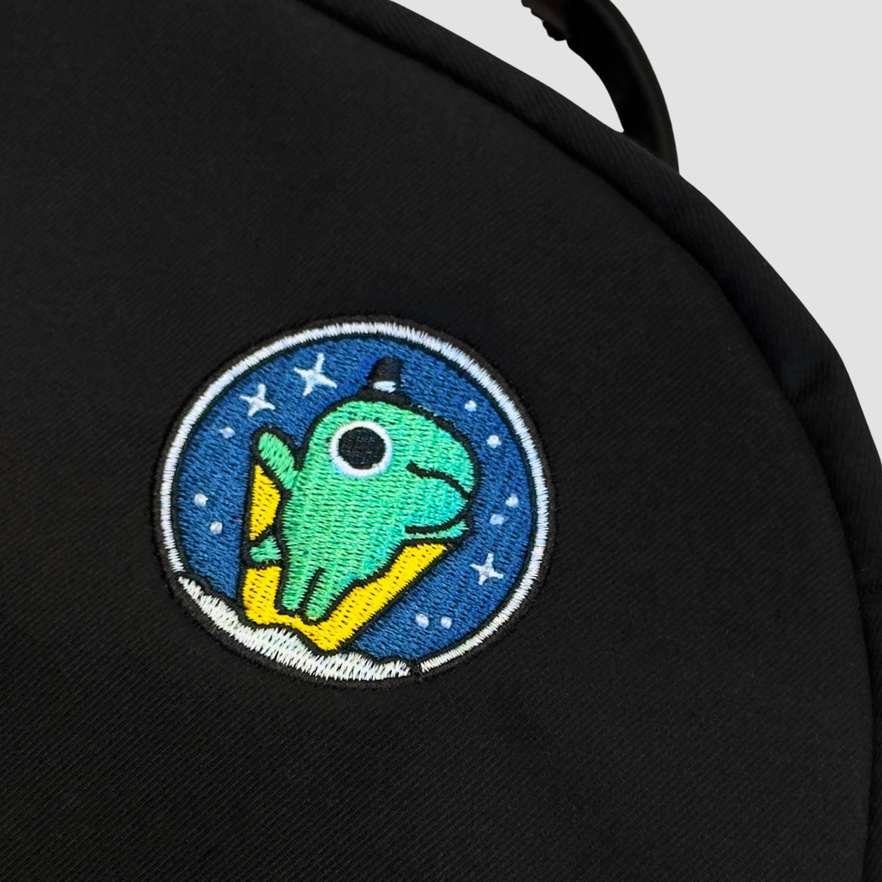 怪奇事物所-所長 好奇寶寶認證標章