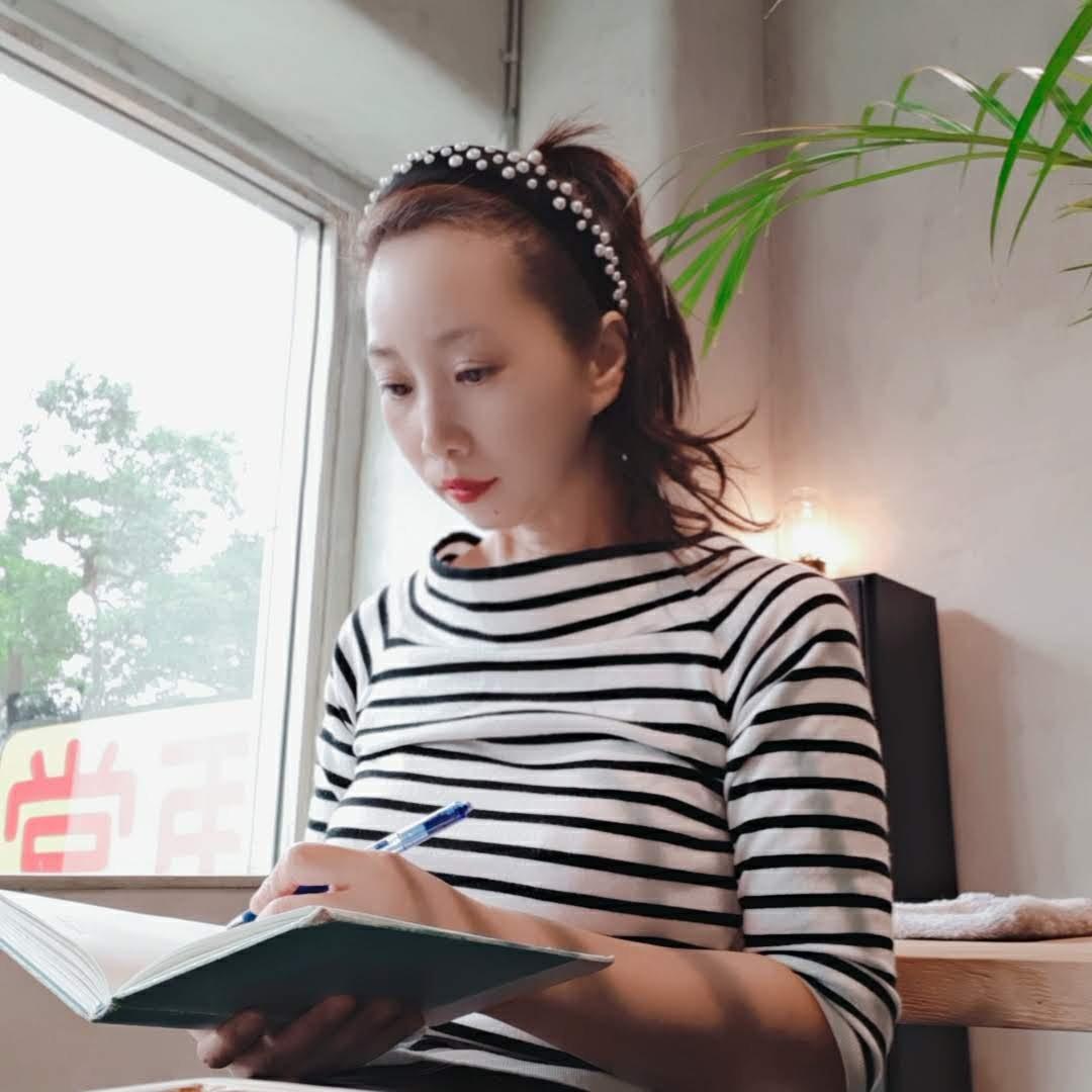 心靈生活風格作家 、芳香療法專家、品牌策劃人