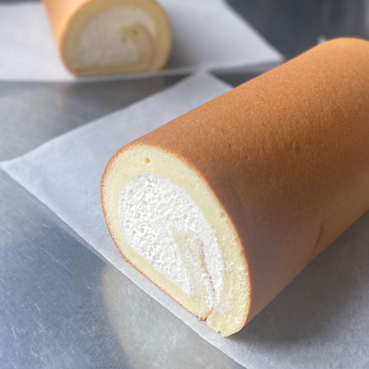 smallholder_dessert 【商品規格】 ■品名：經典小農生乳捲  $280元 ■產地：台灣 ■成分：動物性鮮奶油、新鮮雞蛋、小麥粉、白砂糖、牛奶、芥花油 ■重量/規格：500g±20/條/長18公分 ■保存方法：冷藏３天，冷凍７天