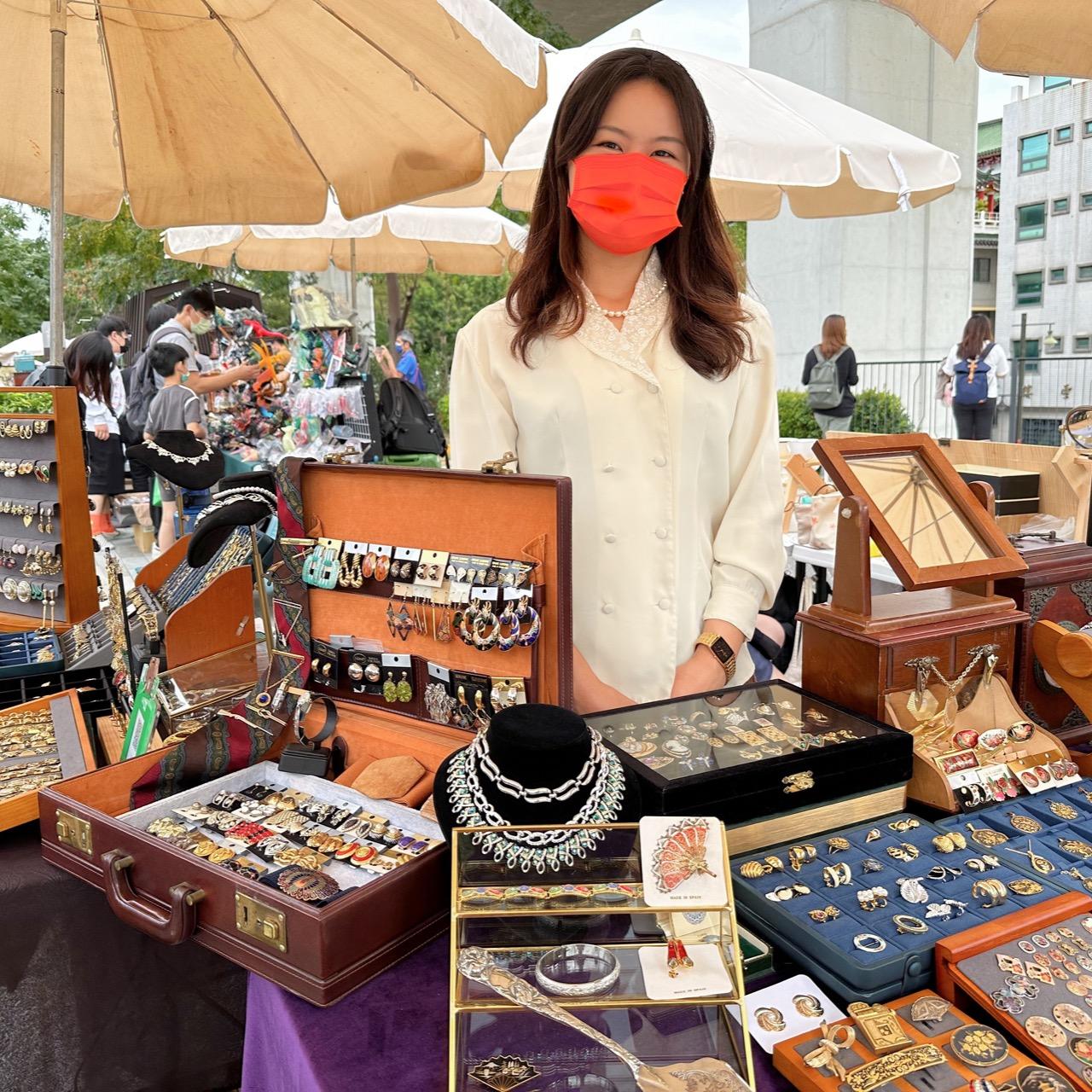 古飾案內所 所長於舊物盛典 市集照片 古董飾品 古董店