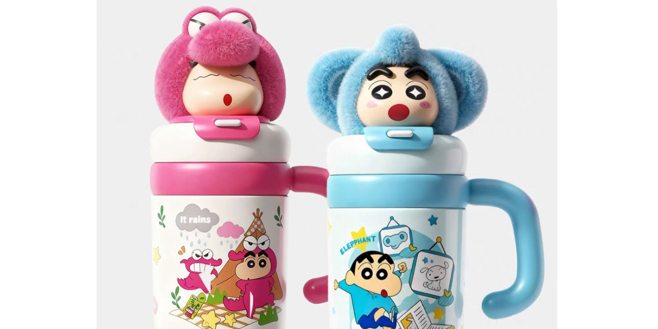 sunsetgoods 日落小物｜正版授權專賣店 《蠟筆小新》首波預購🔥｜絨毛公仔大容量吸管保溫杯 NT$550